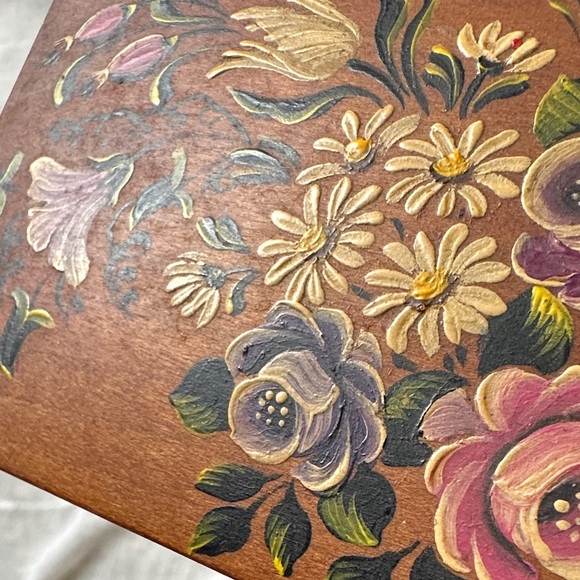 Vintage CUENDET Swiss Music Box 1985 Hand Carved Wood & Hand Painted Floral EUC - Picture 14 of 17